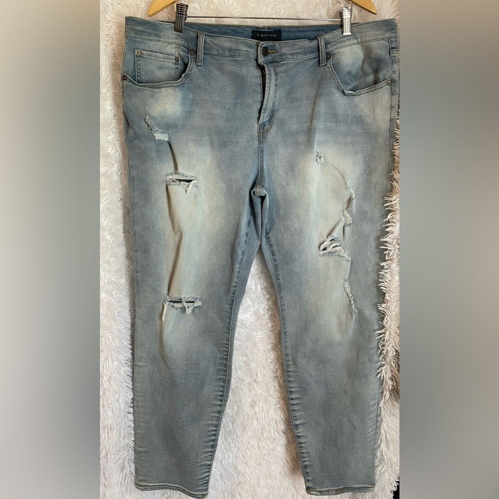 Aeropostale men distressed skinny jeans.